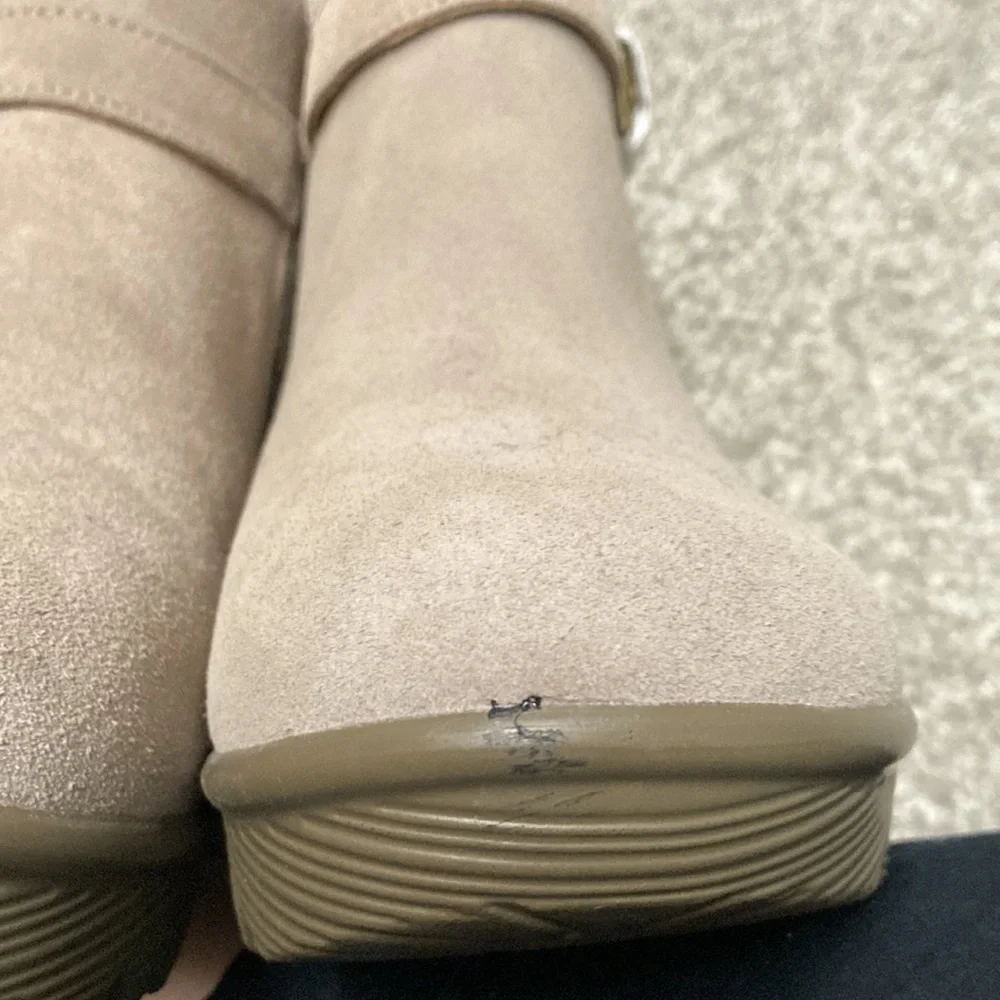NWOB Skechers booties. Sz 9 Wide. Tan/cream color. Never Worn. - Picture 8 of 12